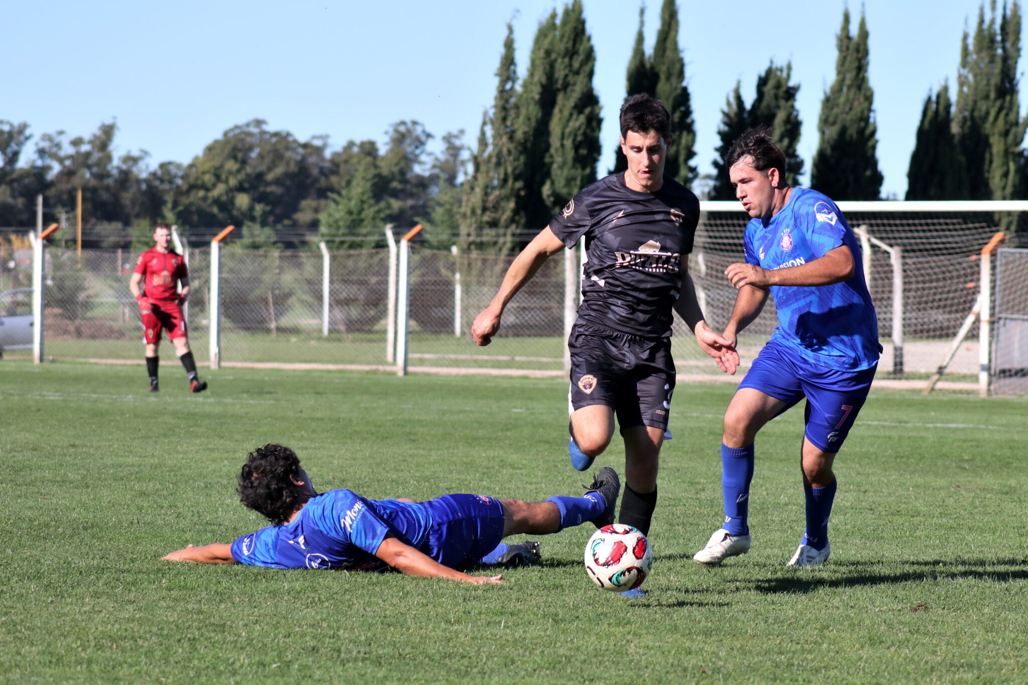 El Negro el 8 "Oeste" manda con autoridad en una fecha a puro gol